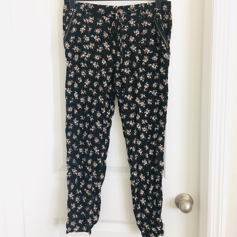 Forever 21 black floral print jogger pants size 27